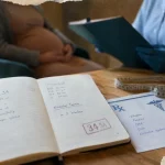 34 semaines de grossesse : carnet et ordonnance sur table médicale
