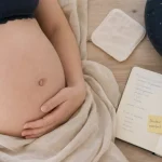 Douleurs nombril enceinte : main sur le nombril, grossesse